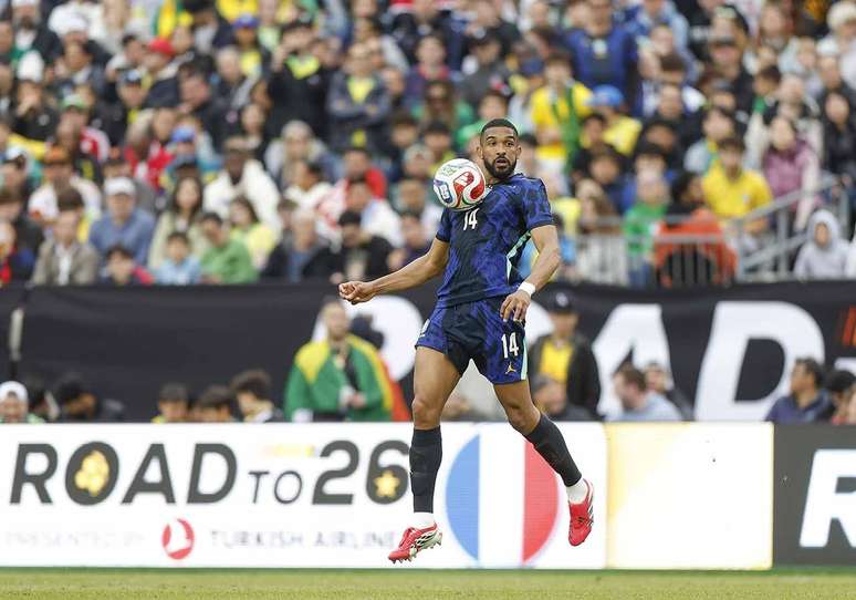 Azul fecha patroc&iacute;nio com CBF, que volta a ter uma companhia a&eacute;rea como parceira &ndash;