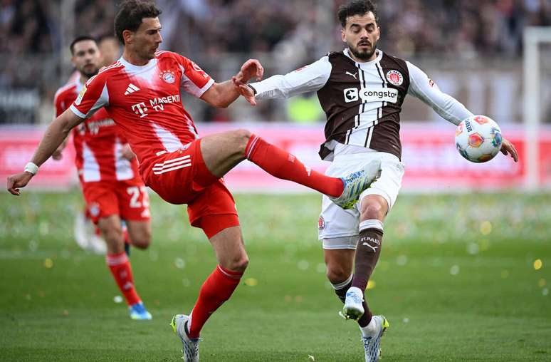 Goretzka, do Bayern faz arremate diante da marca&ccedil;&atilde;o de Sinani, do St. Pauli, no Millerntor Stadium &ndash;