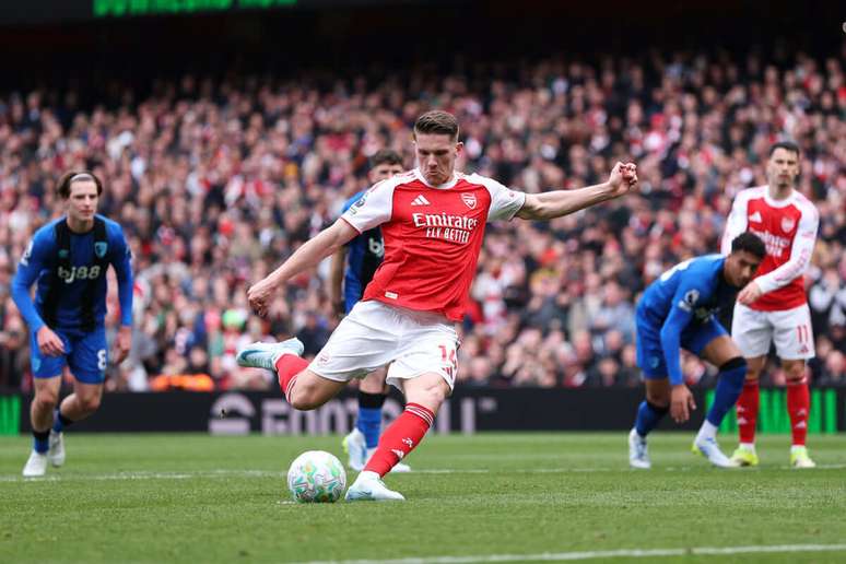 Gyokers cobra p&ecirc;nalti e faz o gol do Arsenal.