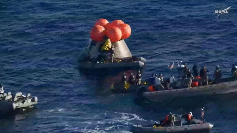 A equipe de resgate abre a escotilha lateral da c&aacute;psula tripulada Artemis II