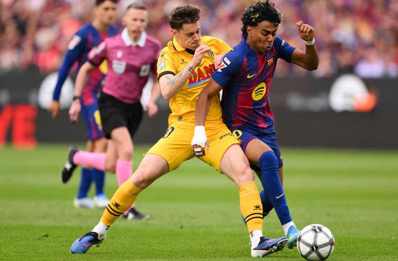 Lamine Yamal foi um dos grandes destaques da vit&oacute;ria do Barcelona sobre o Espanyol&nbsp; (Photo by David Ramos/Getty Images)