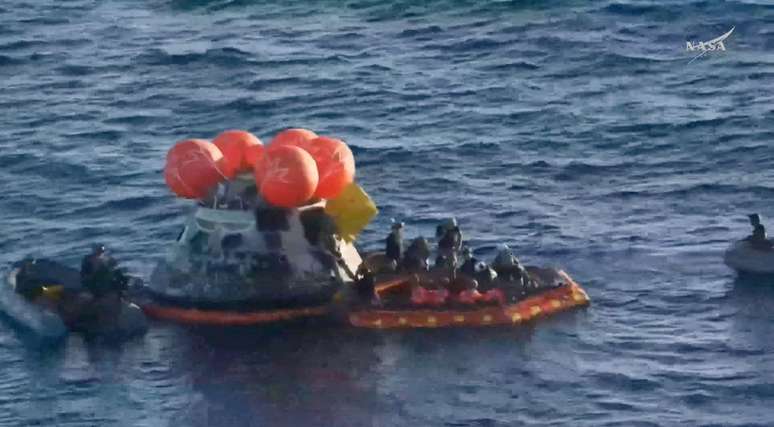Astronautas foram retirados da c&aacute;psula em seguran&ccedil;a ap&oacute;s pouso no mar