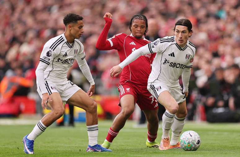 Harry Wilson, do Fulham, buca proteger a bola diante da marca&ccedil;&atilde;o de Rio Ngumoha, do Liverpool &ndash;