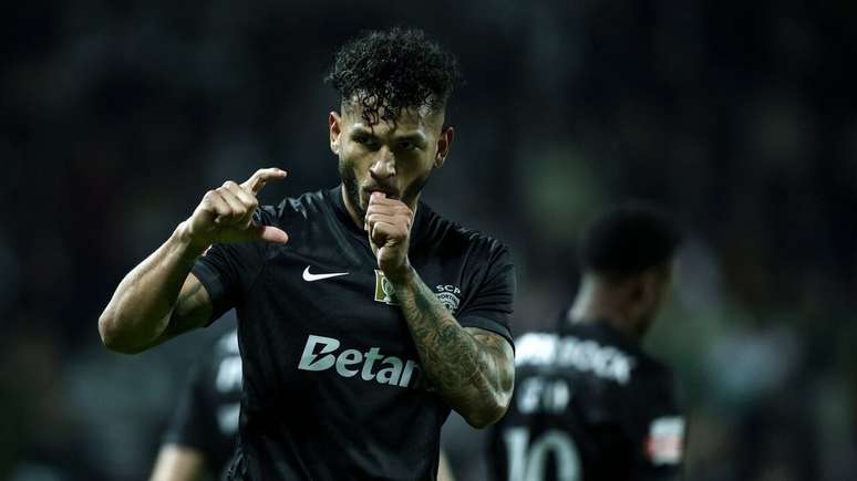 Luis Su&aacute;rez ajuda o Sporting a vencer o Estrela da Amadora.