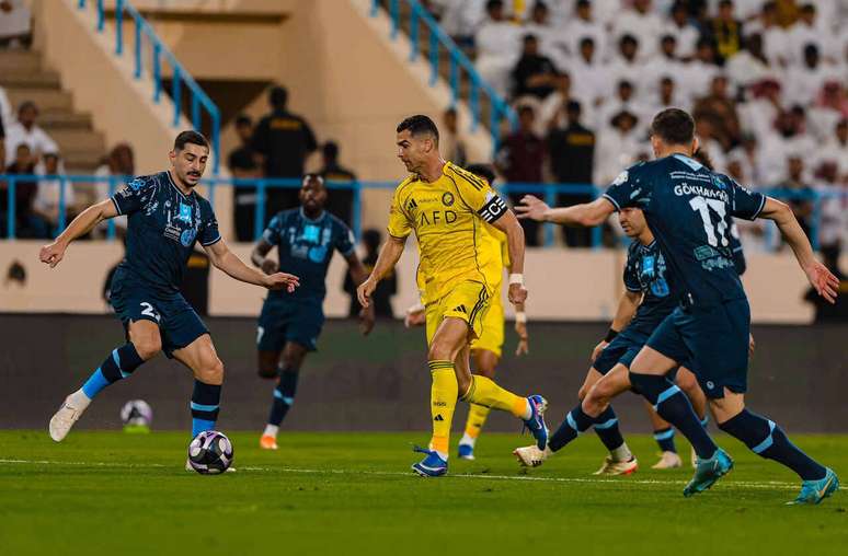 Cristiano Ronaldo cercado por tr&ecirc;s jogadores do Al-Okhdood &ndash;