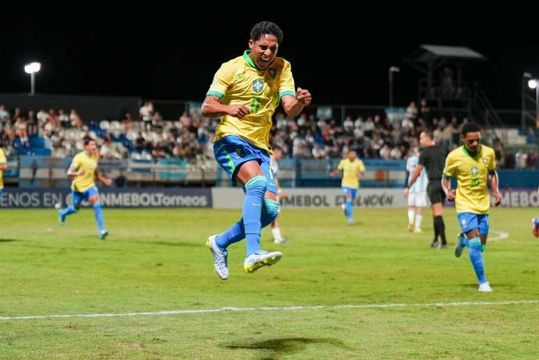 Brasileiros n&atilde;o d&atilde;o chances aos argentinos e vencem com autoridade pelo Sul-Americano Sub-17 &ndash;