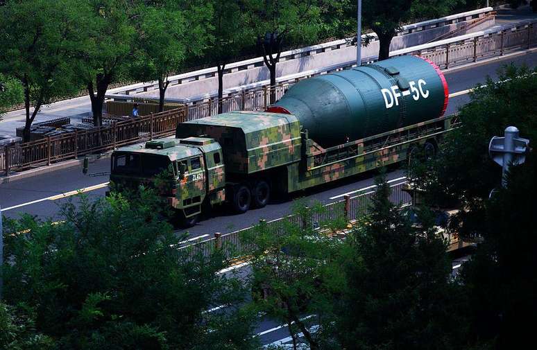 Ve&iacute;culo militar transporta m&iacute;sseis nucleares intercontinentais durante o desfile militar do Dia da Vit&oacute;ria, em 3 de setembro de 2025, em Pequim, China