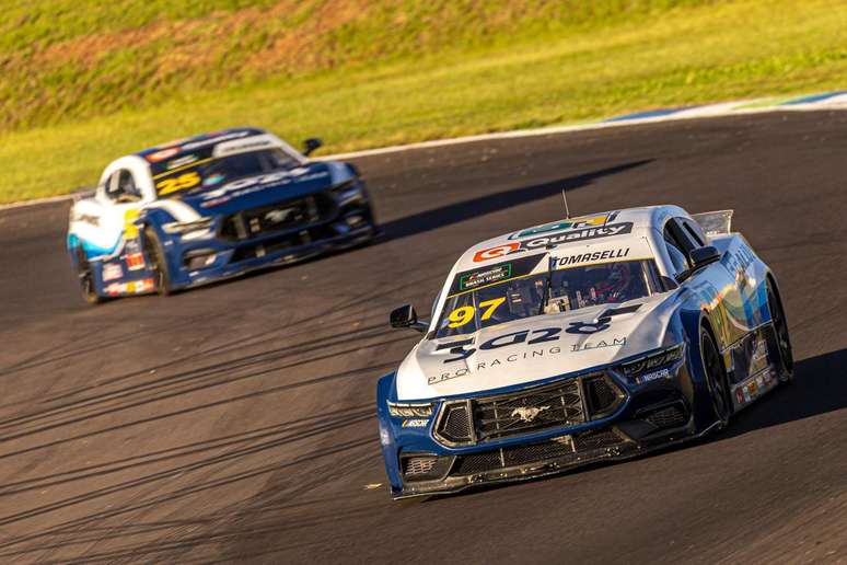 Carro de Bruna Tomaselli (&agrave; frente) e Tatiana Calder&oacute;n