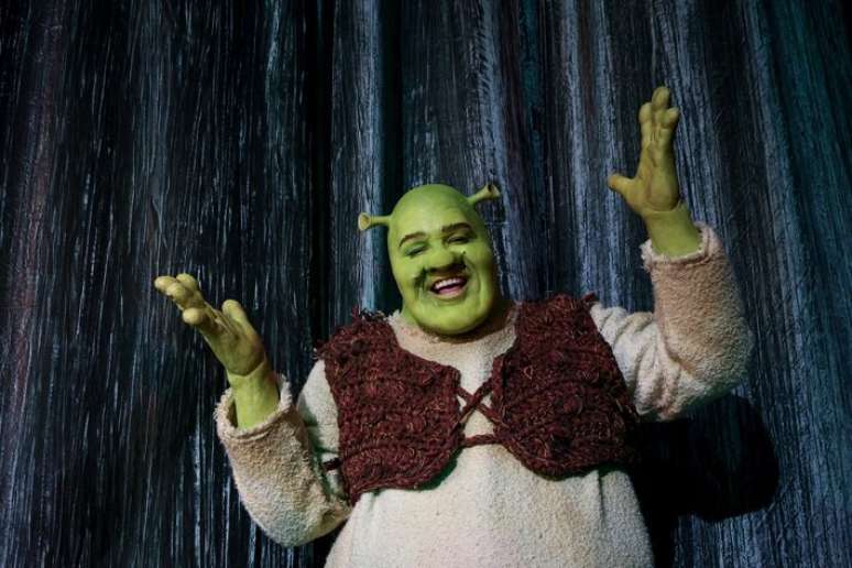 Tiago Abravanel interpreta o personagem Shrek no teatro