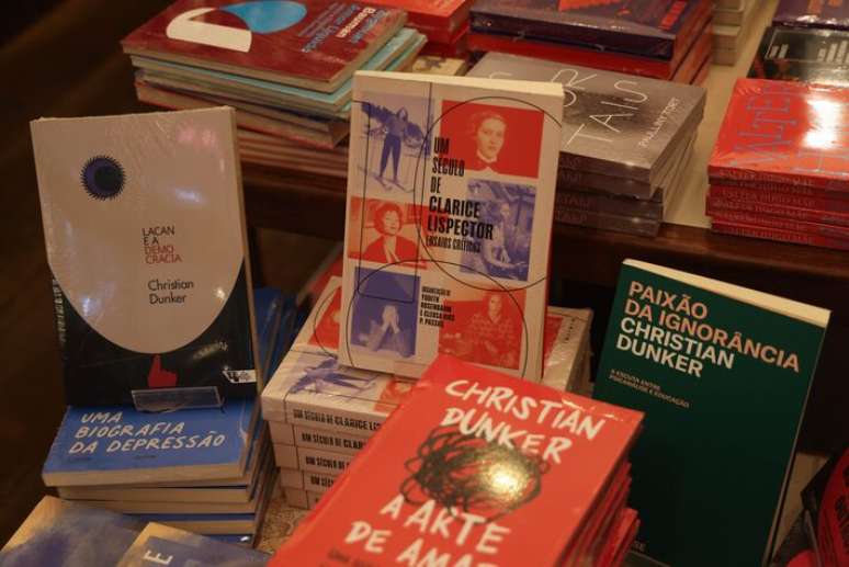 లివ్రారియా ఎస్పెల్హో, సావో పాలోలోని కొత్త వీధి పుస్తక దుకాణం, మానసిక విశ్లేషణ పుస్తకాలను జాగ్రత్తగా క్యూరేటెడ్ కలిగి ఉంటుంది.