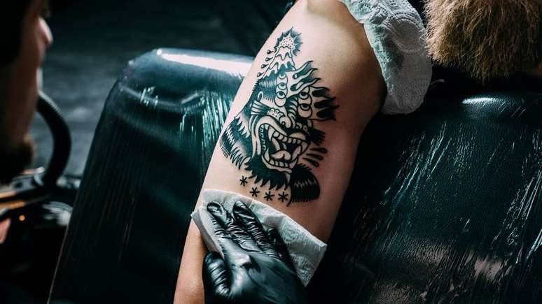 Com o tempo, sol e renova&ccedil;&atilde;o da pele fazem a tatuagem desbotar &ndash; depositphotos.com / KostyaKlimenko