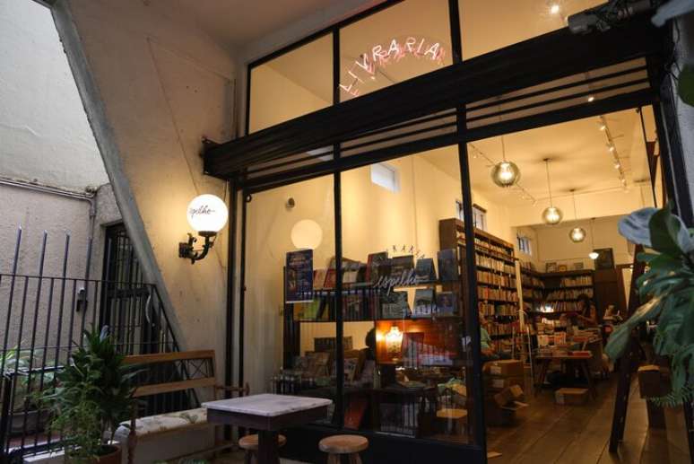 లివ్రారియా ఎస్పెల్హో ముఖభాగం, హిజినోపోలిస్‌లోని కొత్త వీధి పుస్తక దుకాణం.