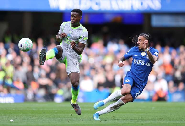 Gusto tenta receber o passe, mas Gueh&iacute; corta para o City.&nbsp;