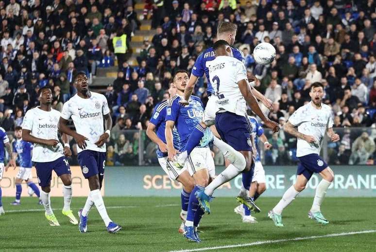 Dumfries voa para fazer o terceiro gol da Inter de Mil&atilde;o sobre o Como.