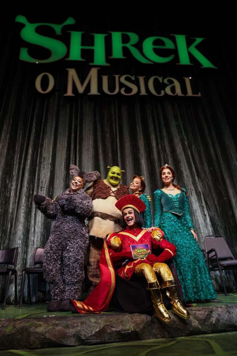 'Shrek, O Musical': Elenco conta com Tiago Abravanel (como Shrek), Fabi Bang (como Fiona), Myra Ruiz (como Fiona), Baccic (como Lorde Farquaad) e Evelyn Castro (como Burro).