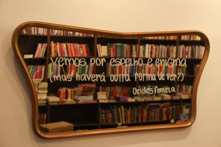 లివ్రారియా ఎస్పెల్హో పేరు సాహిత్యం మరియు మానసిక విశ్లేషణకు సంబంధించినది.