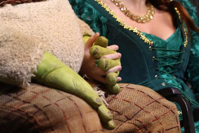 Os personagens Shrek e Fiona d&atilde;o as m&atilde;os na pe&ccedil;a de teatro