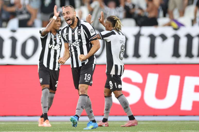 Arthur Cabral comemorando a virada do Botafogo 