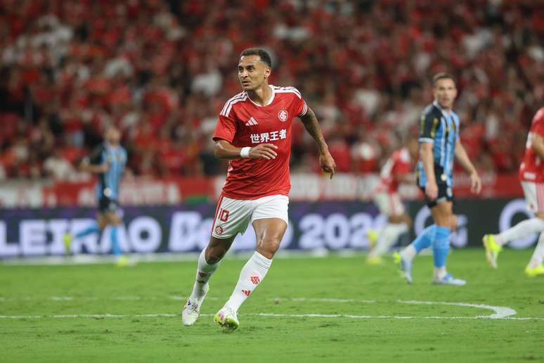 Alan Patrick correpara receber a bola. Craque do Internacional foi bem, assim como quase todos, neste o 0 como Gr&ecirc;mio.