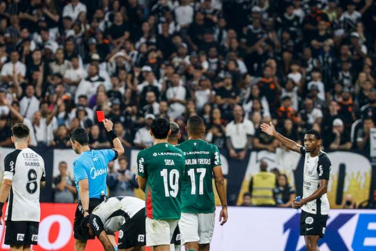 Flavio Rodrigues de Souza ஒரு ஆபாசமான சைகைக்காக ஆண்ட்ரேவை வெளியேற்றினார்.