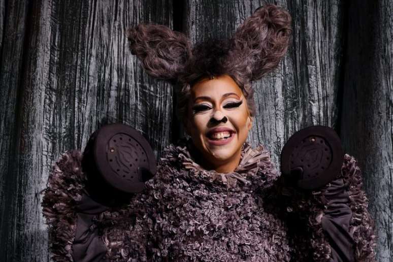 Evelyn Castro como o Burro de 'Shrek, o Musical'