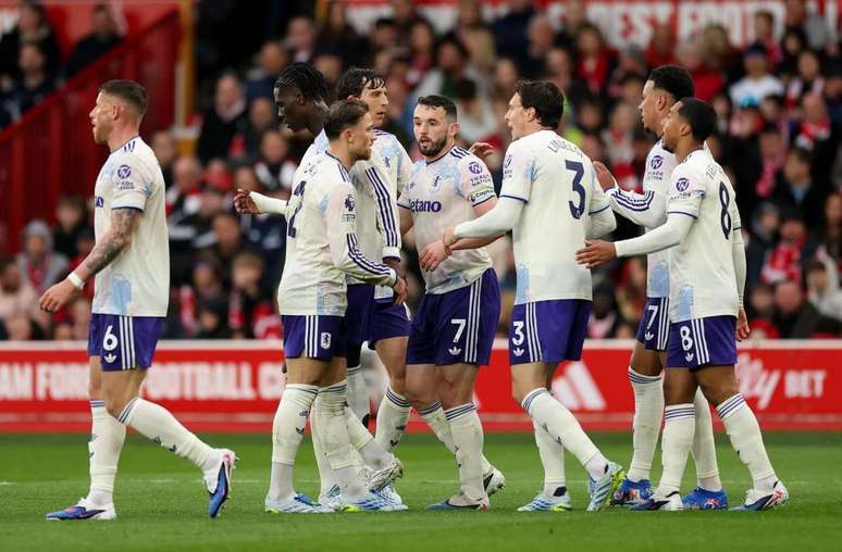 Jogadores do Aston Villa celebram o gol no 1 a 1 como Nottingham.