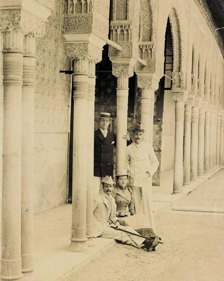 George W. Vanderbilt (o &uacute;ltimo &agrave; direita, com amigos em Granada, na Espanha) mandou construir Biltmore House, a encarna&ccedil;&atilde;o do glamour da Era Dourada dos Estados Unidos.