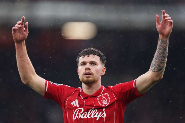 Neco Williams celebra o seu gol para o Nottingham.