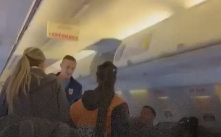 Autoridades levam Emiliano Endrizzi ap&oacute;s atleta gritar &lsquo;bomba&rsquo; em avi&atilde;o &ndash;