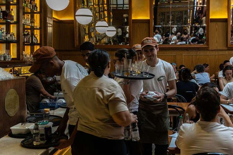 Reduzir jornada de trabalho de 44 horas para 40 horas ou 36 horas reduziria as horas trabalhadas em 9% e 18%, elevando o sal&aacute;rio-hora em 10% e 22%, respectivamente, calcula economista da FGV