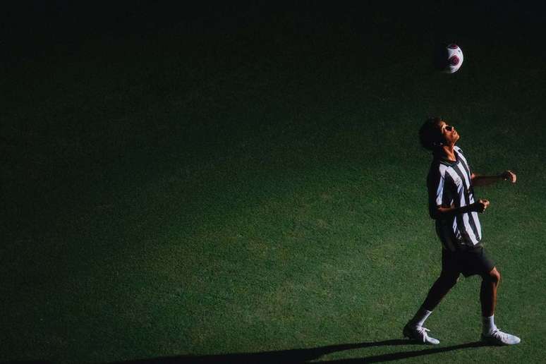 Camisa tem as tradicionais listras em preto e branco &ndash;