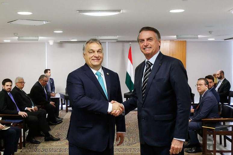 Orb&aacute;n cumprimenta Bolsonaro durante posse do ex-presidente em Bras&iacute;lia em 2019