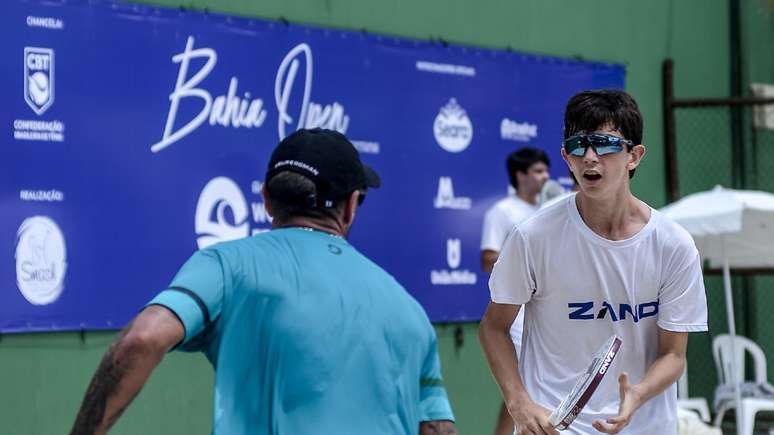 ఆకుపచ్చ రంగులో ఫెలిప్ రోమన్ మరియు తెలుపు రంగులో రాఫెల్ గోర్డిల్హో 