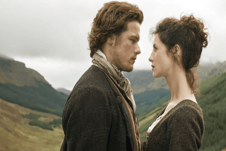 Em &ldquo;Outlander&rdquo;, Claire &eacute; transportada para o passado e precisa sobreviver em meio a conflitos hist&oacute;ricos enquanto vive um romance transformador 