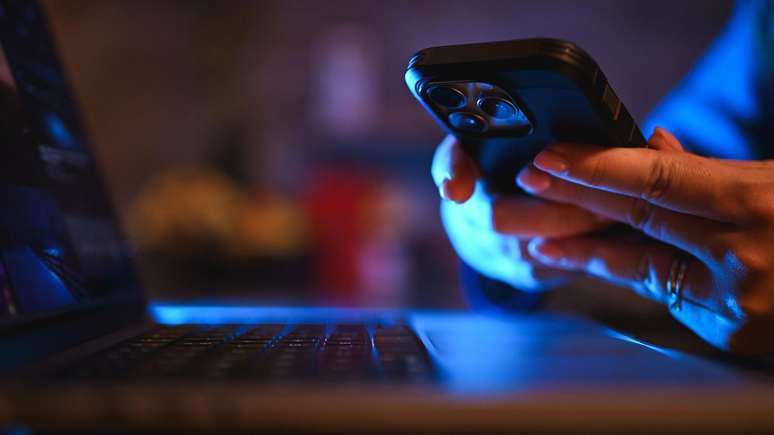 A luz do telefone celular, na maior parte dos casos, n&atilde;o &eacute; suficientemente brilhante para influenciar o nosso sono, segundo os cientistas