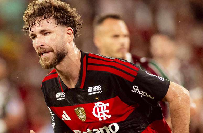 L&eacute;o Pereira foi um dos jogadores do Flamengo a falar com a imprensa ap&oacute;s vit&oacute;ria &ndash;