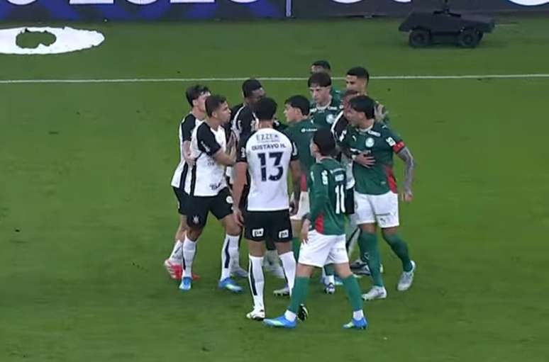 D&eacute;rbi foi agitado dentro e fora de campo &ndash;