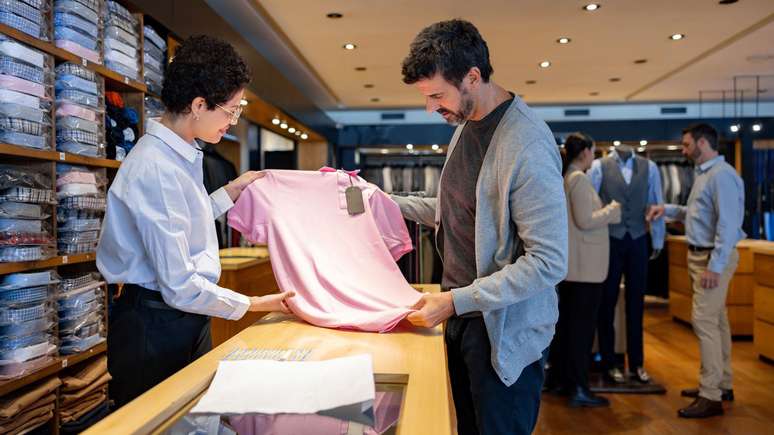 Com fim da escala 6x1, empresas devem repensar sua organiza&ccedil;&atilde;o interna, reduzir desperd&iacute;cios, implantar mudan&ccedil;as tecnol&oacute;gicas e reorganizar turnos de trabalho, compensando parte da perda de produtividade, diz pesquisadora do Ipea