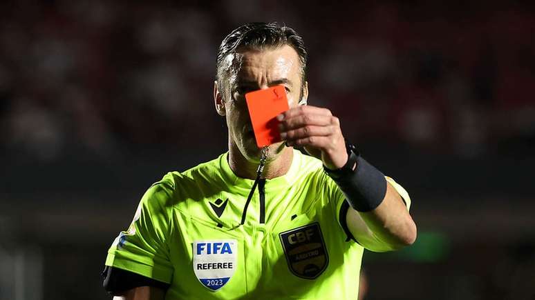 CBF defende profissionaliza&ccedil;&atilde;o da arbitragem no futebol brasileiro &ndash;