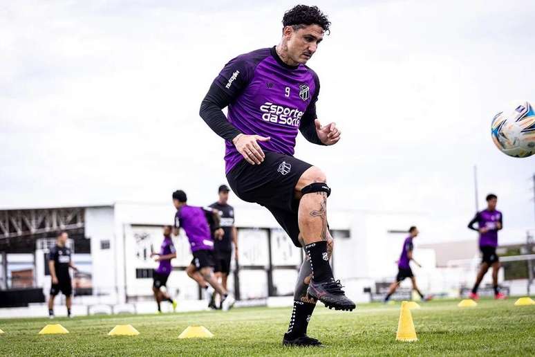 Vina em treino pelo Cear&aacute; &ndash;