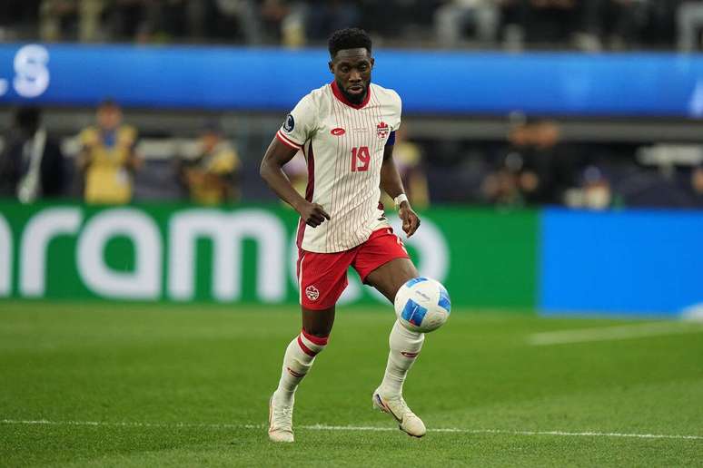 Alphonso Davies em campo pelo Canad&aacute; &ndash; Photo by Michael Owens/Getty Images
