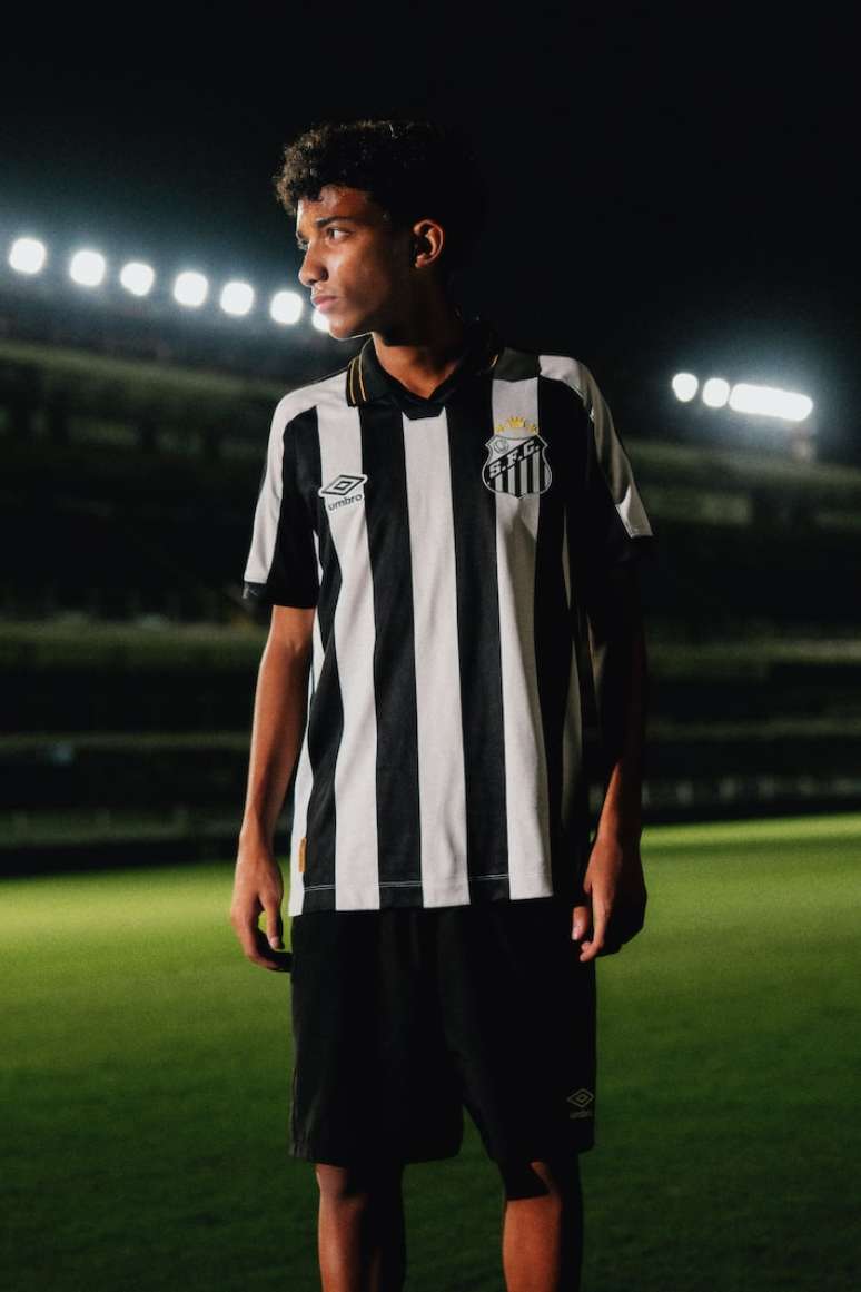 Robinho Jr. com a nova camisa II do Santos para 2026