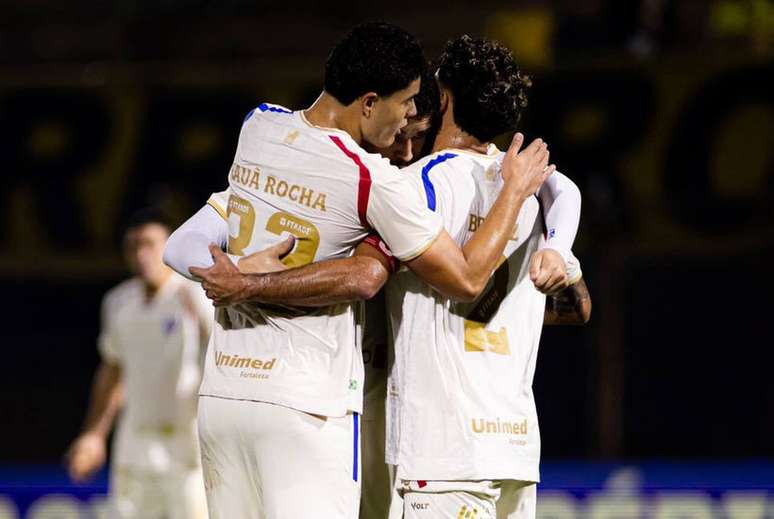 Jogadores do Fortaleza comemoram gol de Miritello, o da vit&oacute;ria do Tricolor cearense no ABC Paulista &ndash;