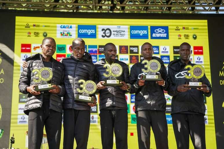 P&oacute;dio queniano na maratona masculina (Foto: Fernanda Paradizo)