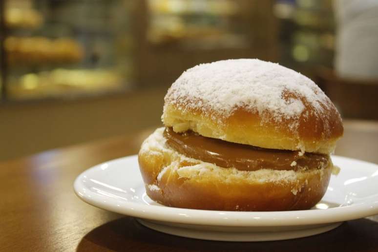 Sonho de padaria com doce de leite 