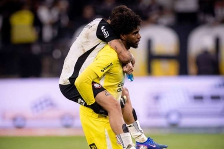 Hugo Souza teve que tirar Yuri Alberto carregado de campo &ndash;