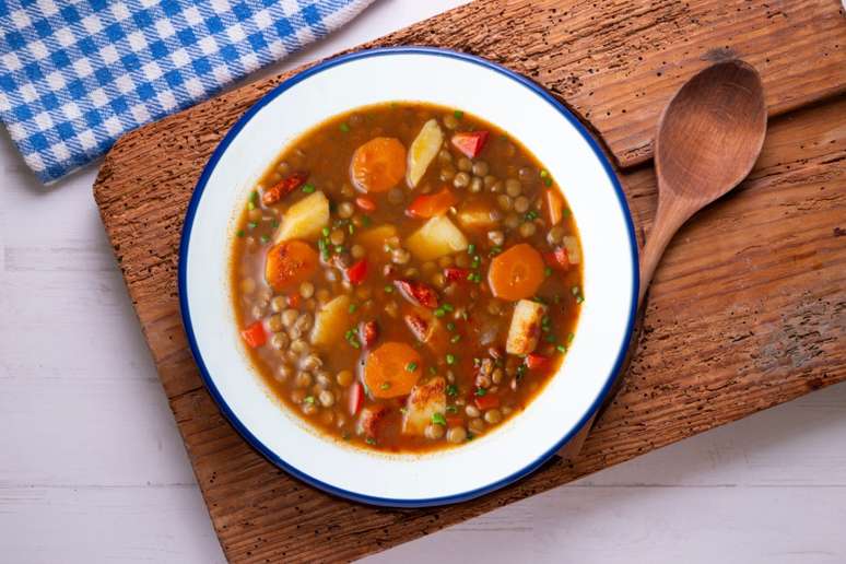 Sopa de lentilha picante com legumes 