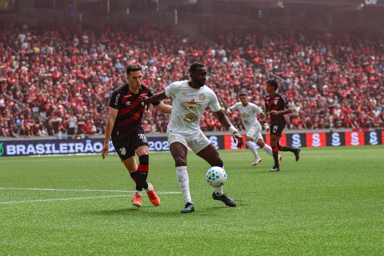 Chapecoense &eacute; superada pelo Athletico por 2 a 0, na Arena da Baixada 