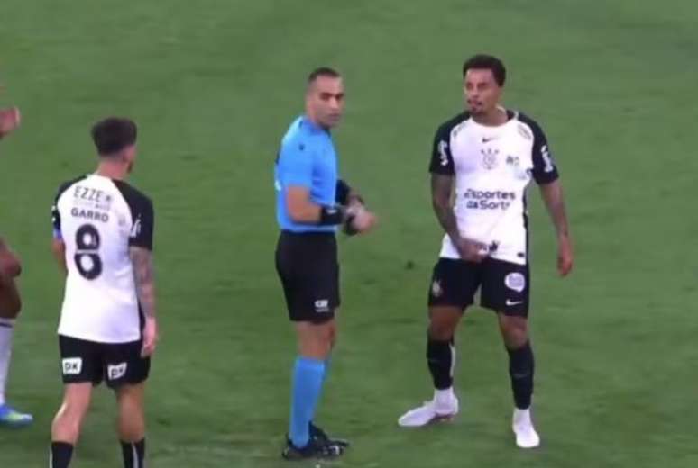 Allan faz gestos obscenos na derrota corintiana para o Fluminense