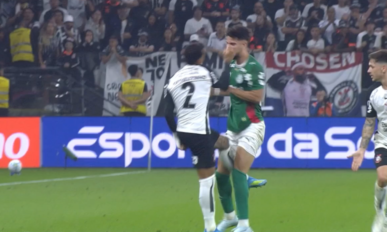 VAR confirma que Matheuzinho, do Corinthians, deu soco em Flaco Lopez, do Palmeiras